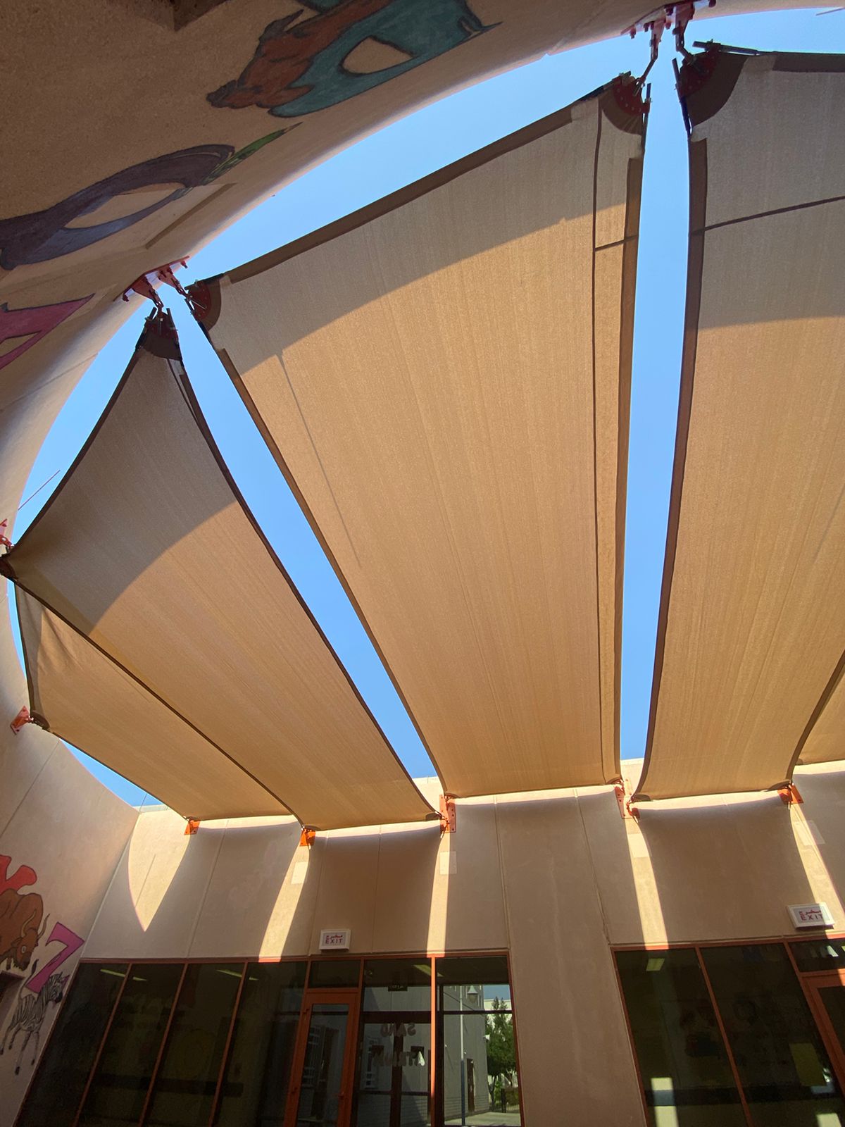 أنواع وتصاميم المظلات المعروضة في جدة