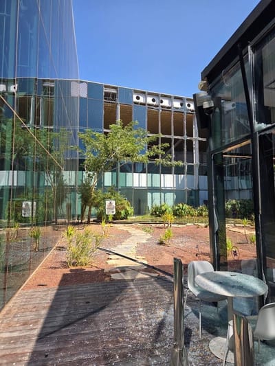 طائرة يمنية تستهدف مطار رامون