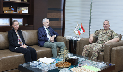 دمشقية وكلاوس عرضا مع قائد الجيش سبل تحسين أوضاع اللاجئين الفلسطينيين في المخيمات