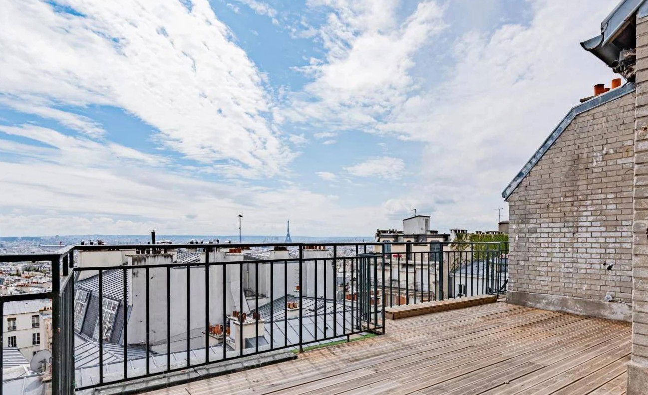 Abbesses - Appartement avec terrasse et vue Tour Eiffel dans immeuble Art déco