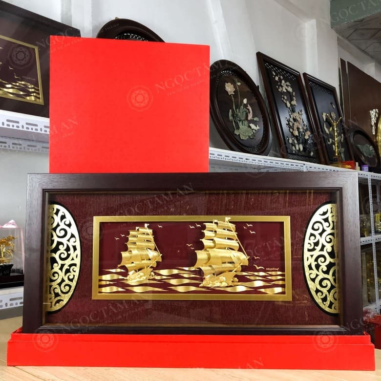 Tranh thuyền buồm mạ vàng
