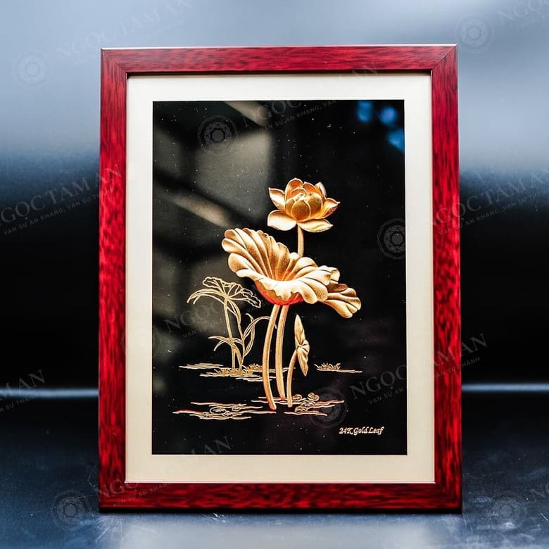 Tranh hoa sen mạ vàng