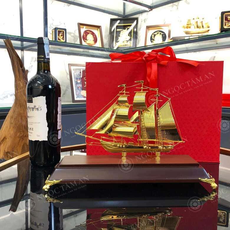 Mô hình thuyền buồm mạ vàng tại Ngọc Tâm An