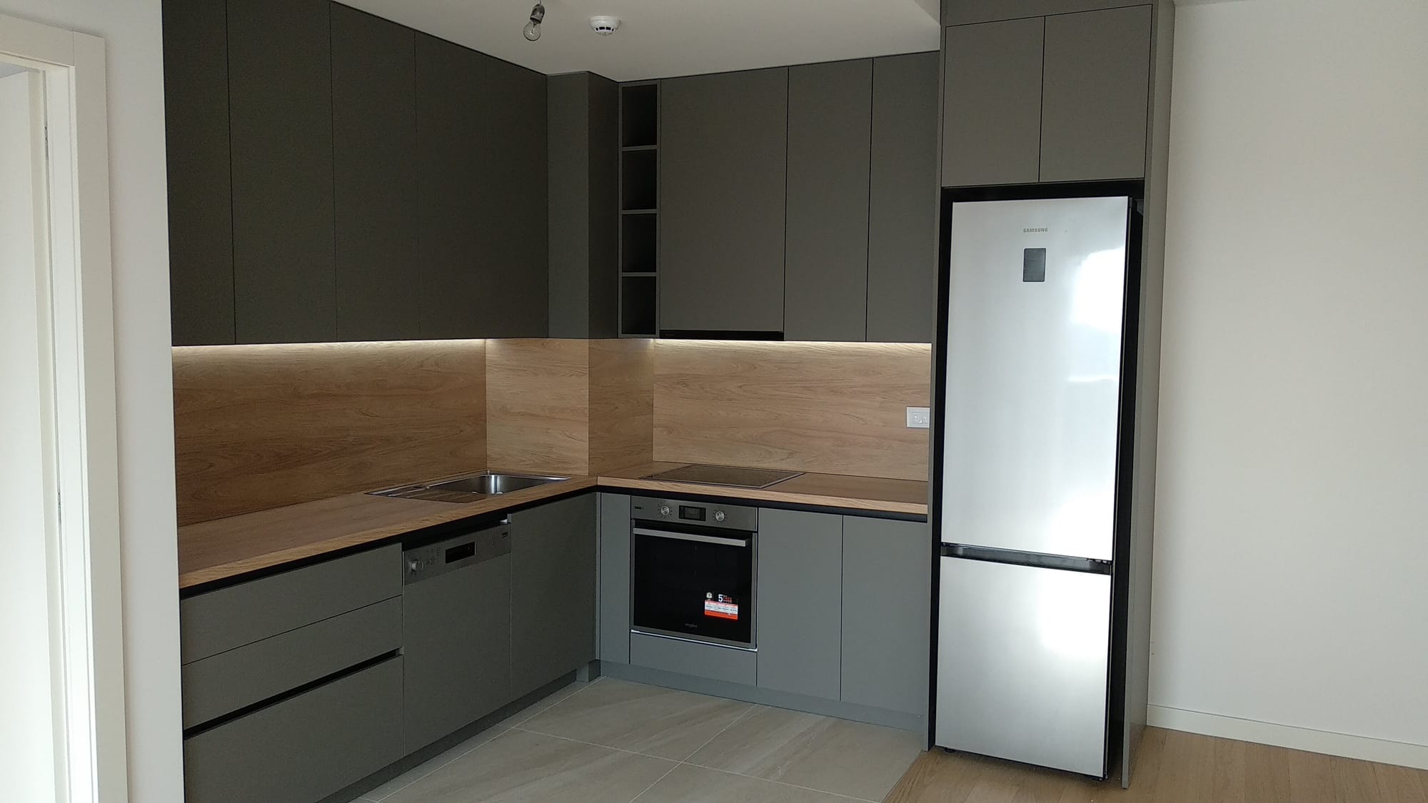 Izrada i montaža kuhinje + ugradnja aparata + led rasvijeta.