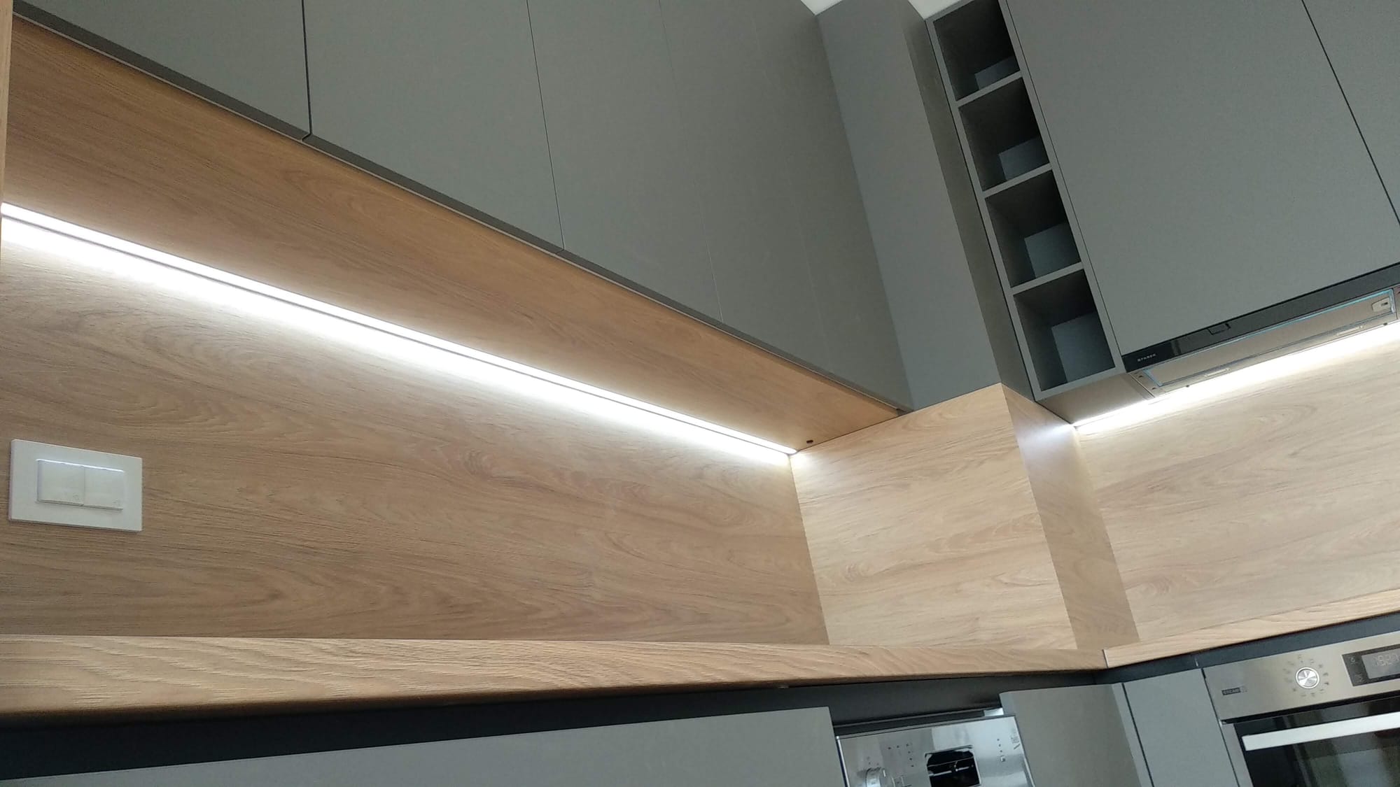 Izrada i montaža kuhinje + ugradnja aparata + led rasvijeta.