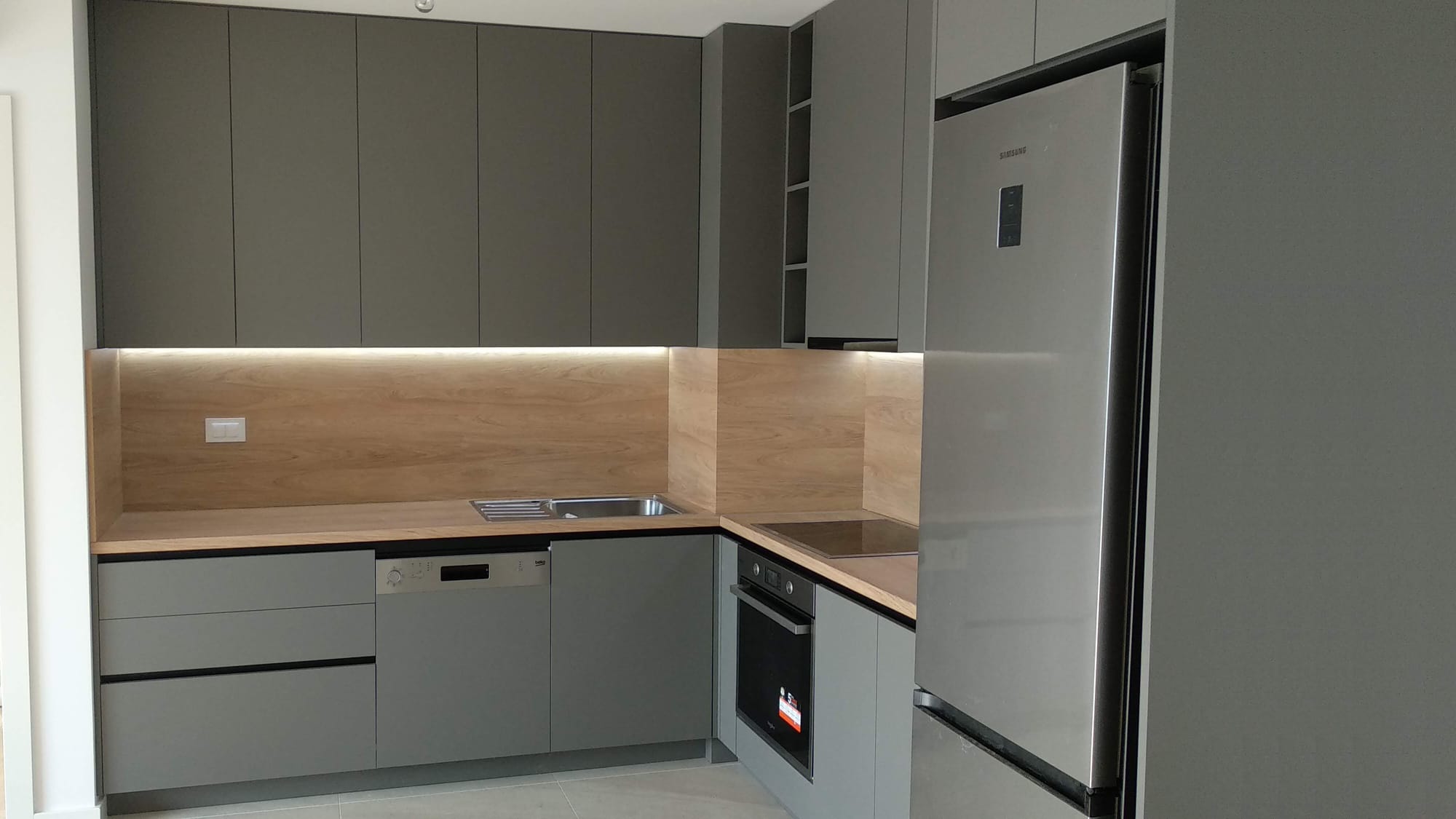 Izrada i montaža kuhinje + ugradnja aparata + led rasvijeta.