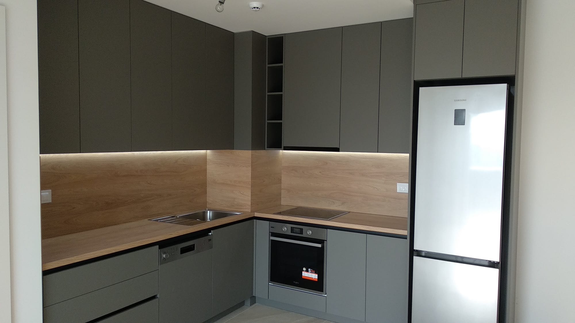 Izrada i montaža kuhinje + ugradnja aparata + led rasvijeta.