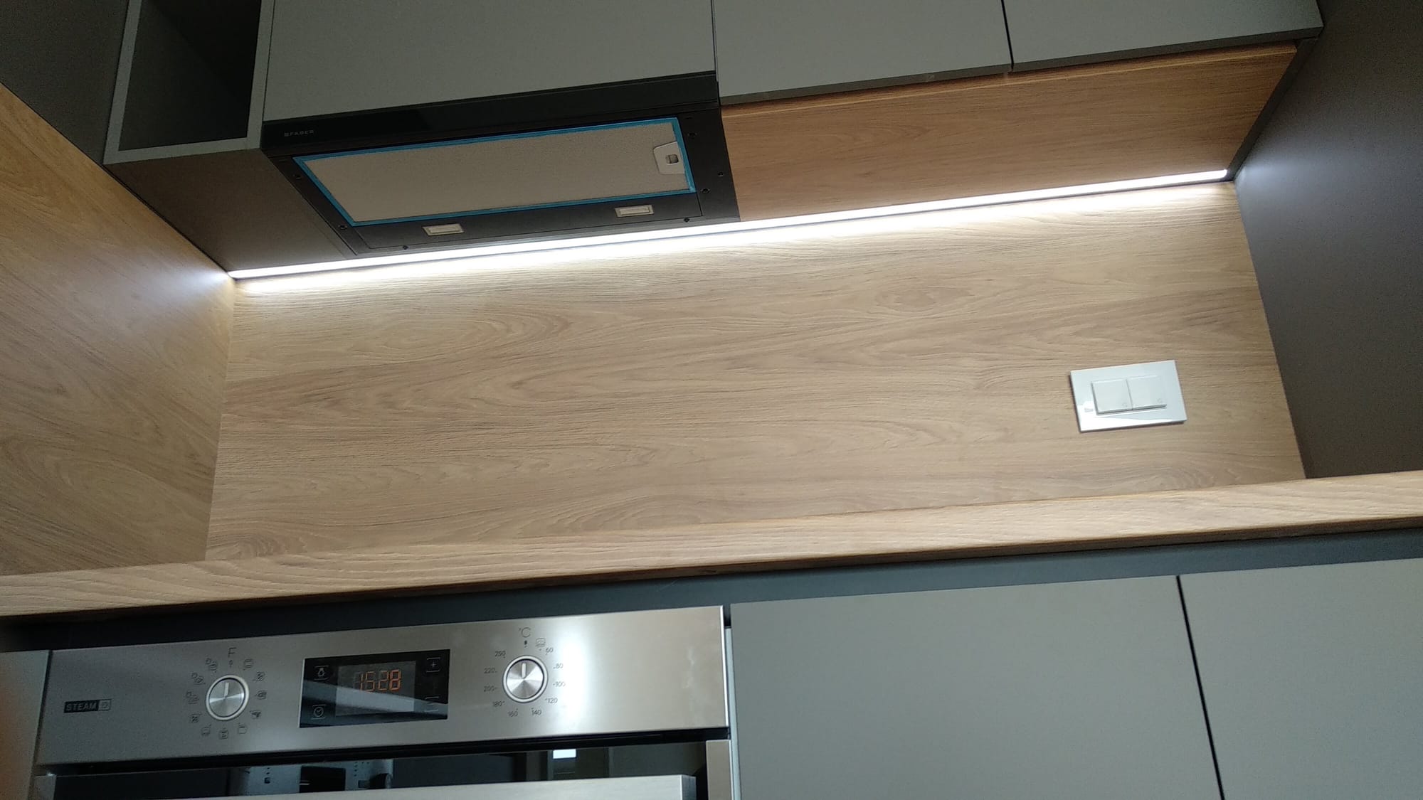 Izrada i montaža kuhinje + ugradnja aparata + led rasvijeta.