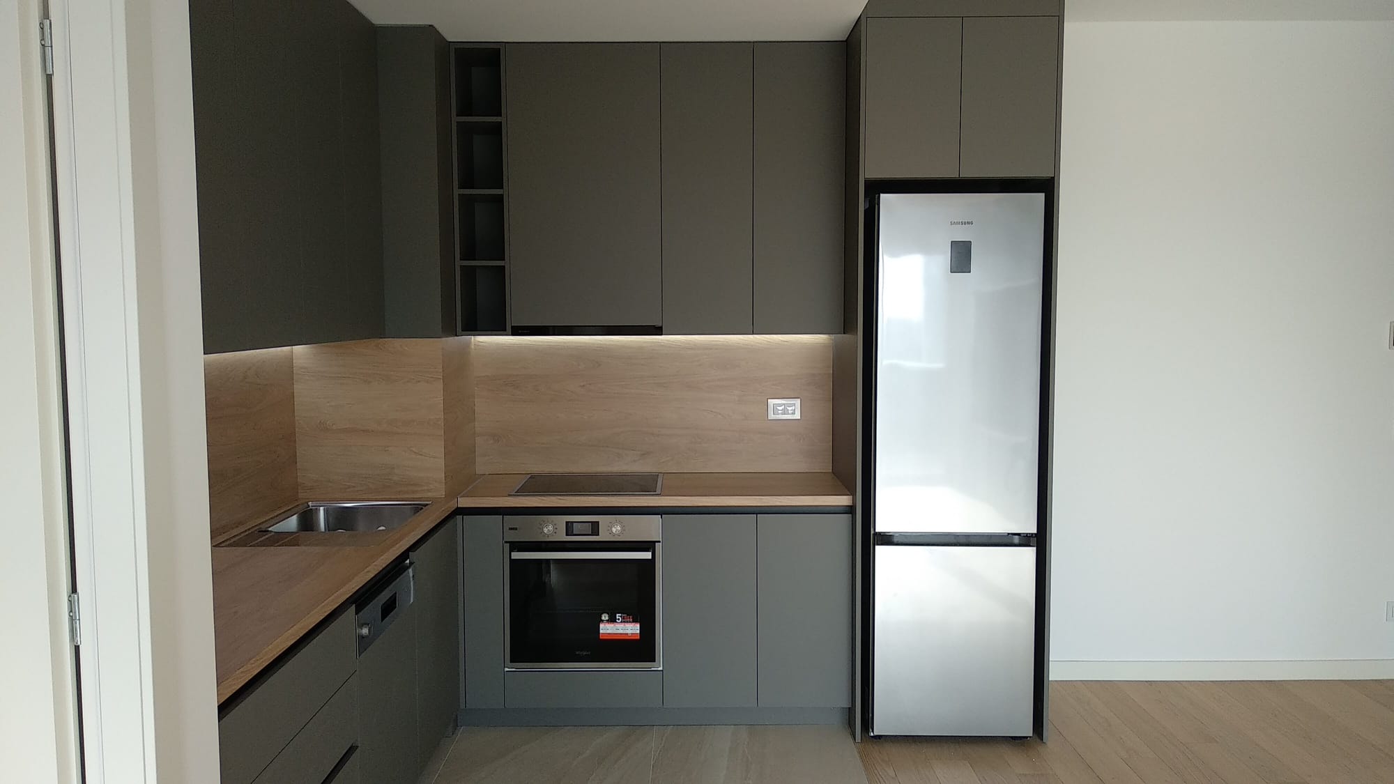 Izrada i montaža kuhinje + ugradnja aparata + led rasvijeta.