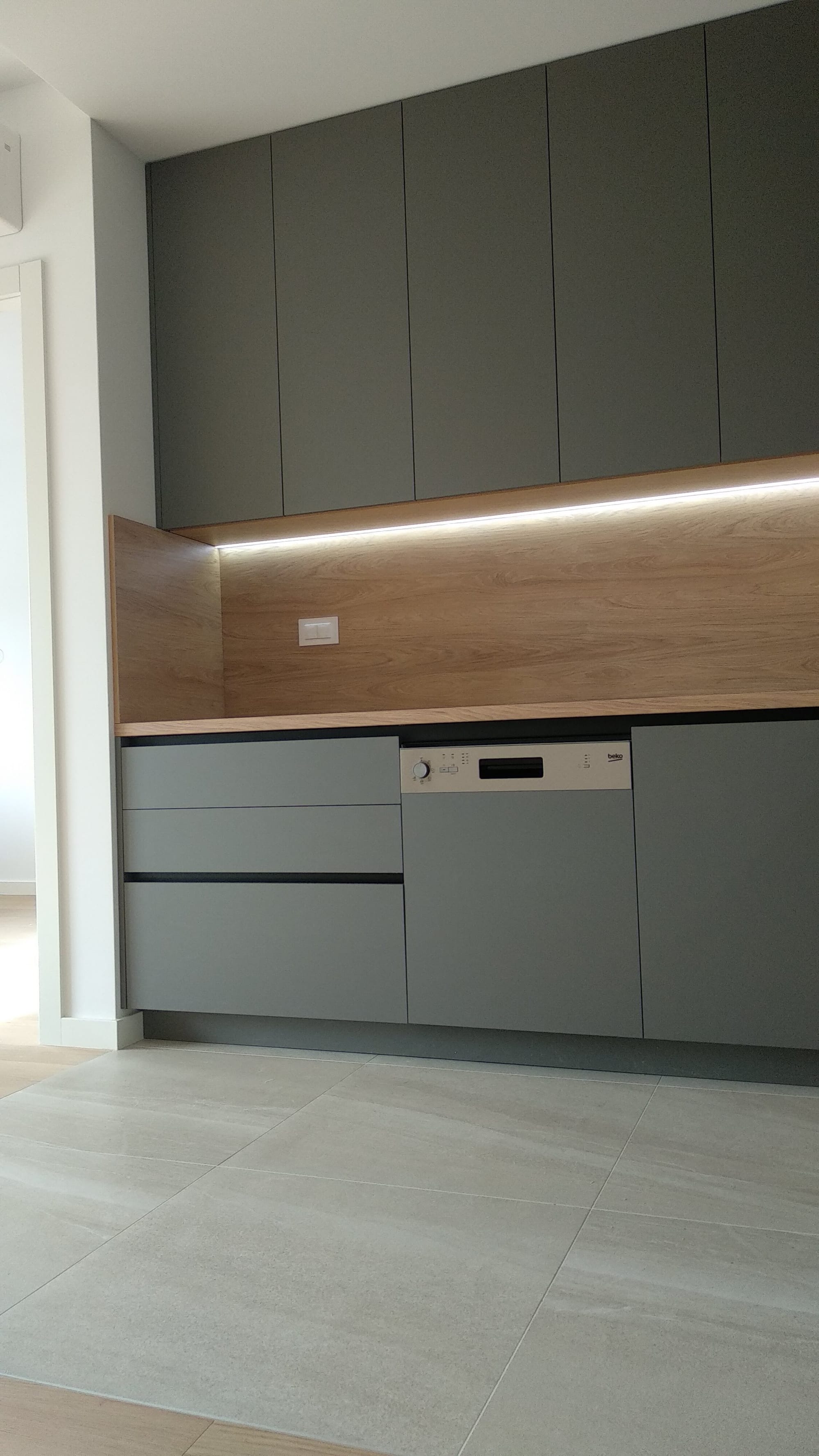 Izrada i montaža kuhinje + ugradnja aparata + led rasvijeta.