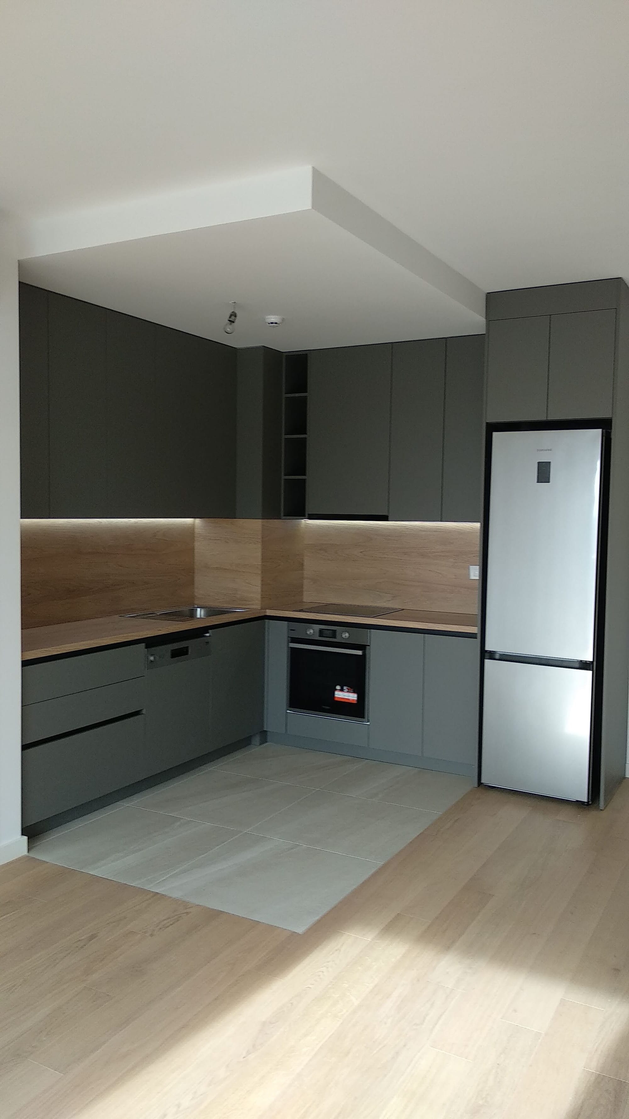 Izrada i montaža kuhinje + ugradnja aparata + led rasvijeta.