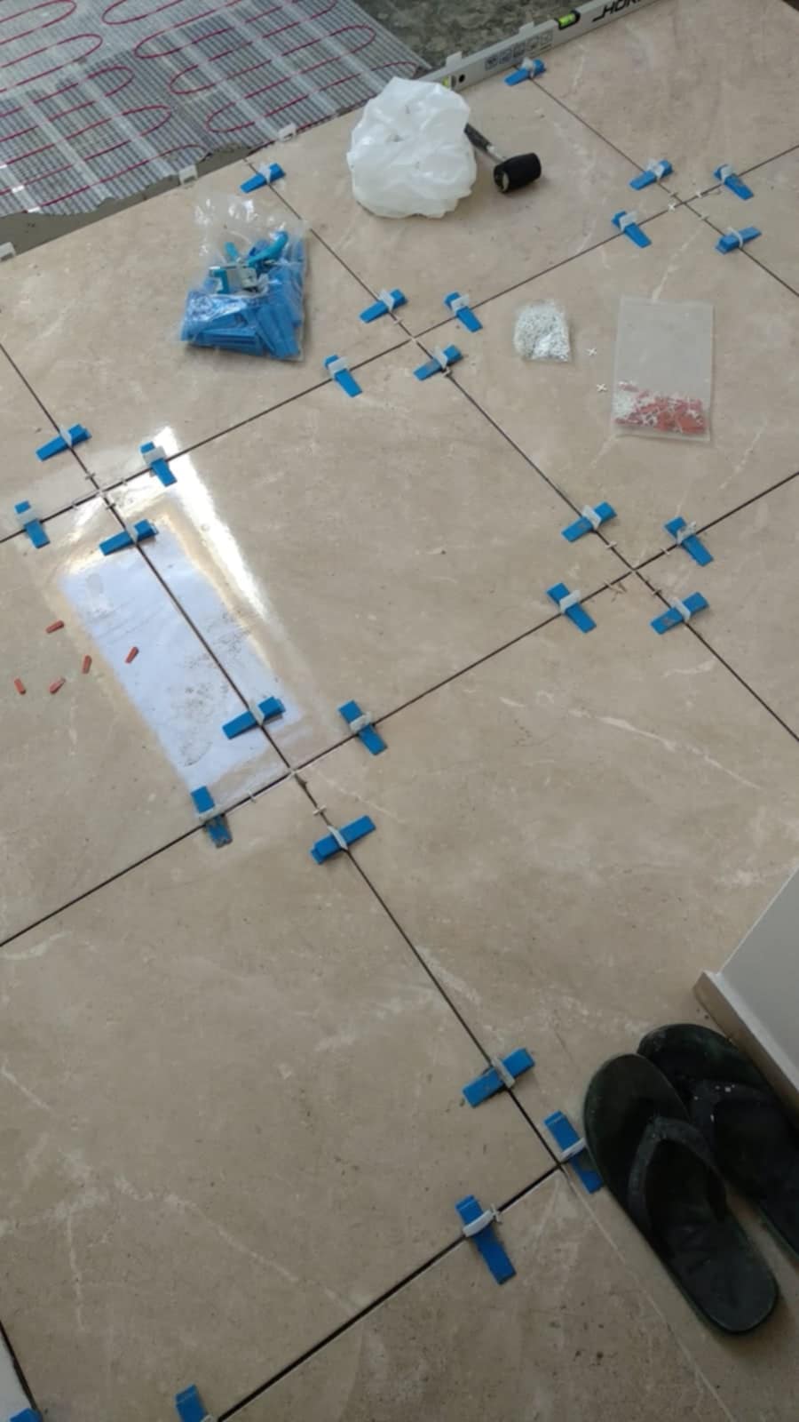 Postavljanje el, podnog grijanja i pločica.