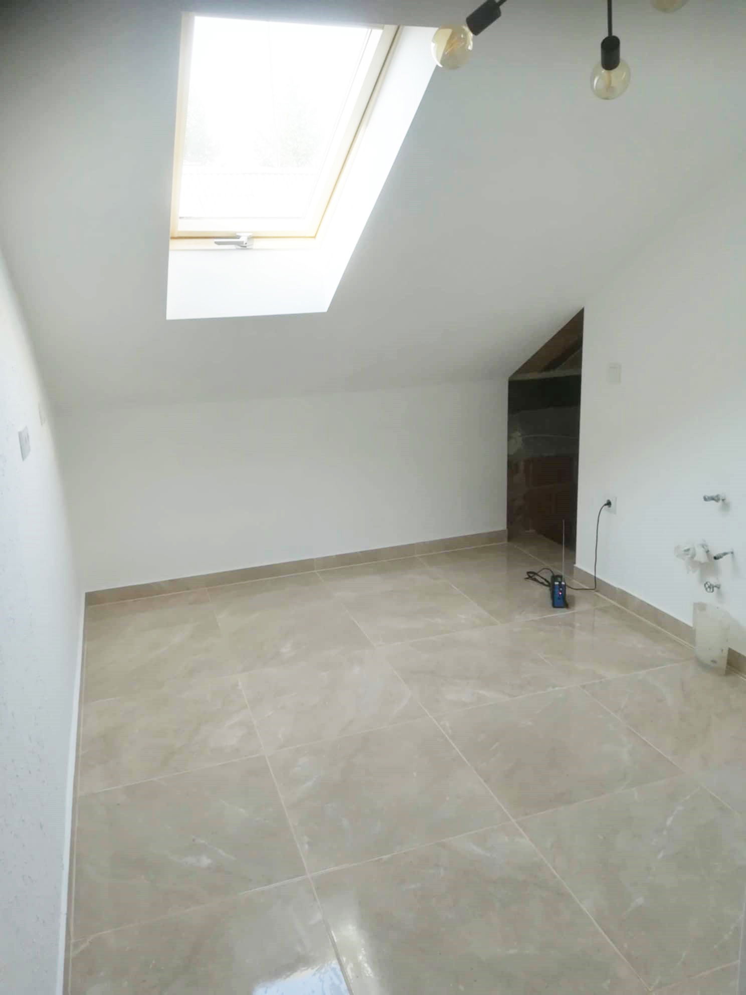 Postavljanje el, podnog grijanja i pločica.