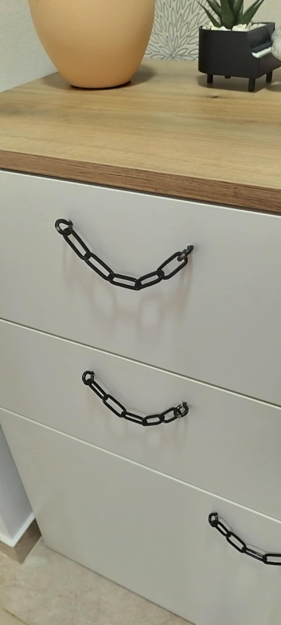 Izrada i montaža hodnika + custom ručkice po želji kupca + ljepljenje tapete.