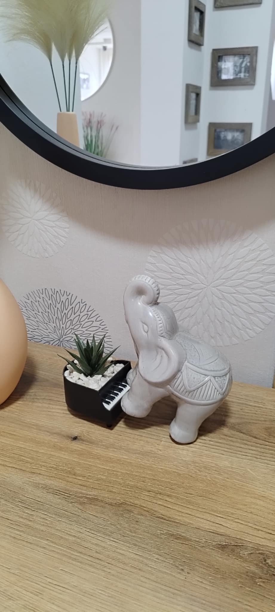 Izrada i montaža hodnika + custom ručkice po želji kupca + ljepljenje tapete.