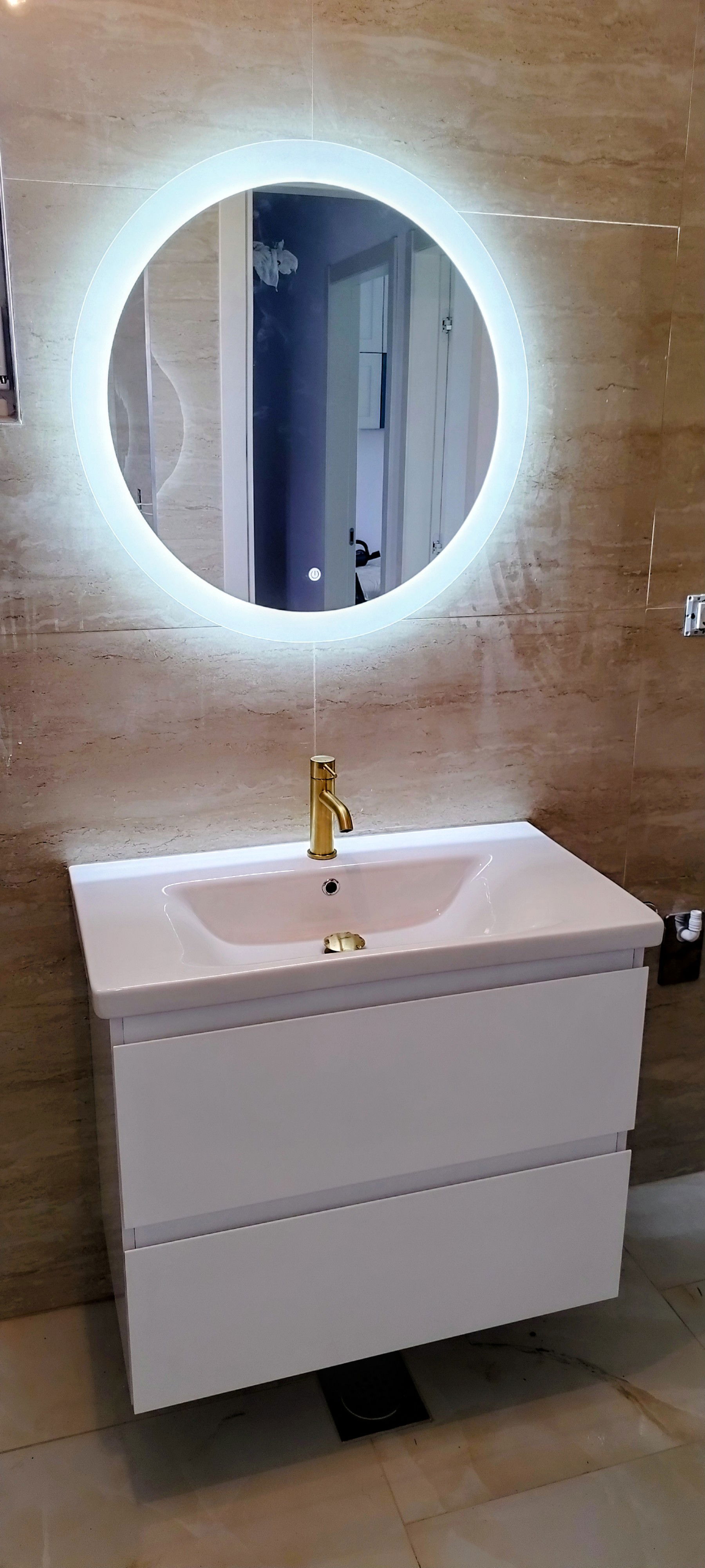 Montaža ogledala, umivaonika i slavine.