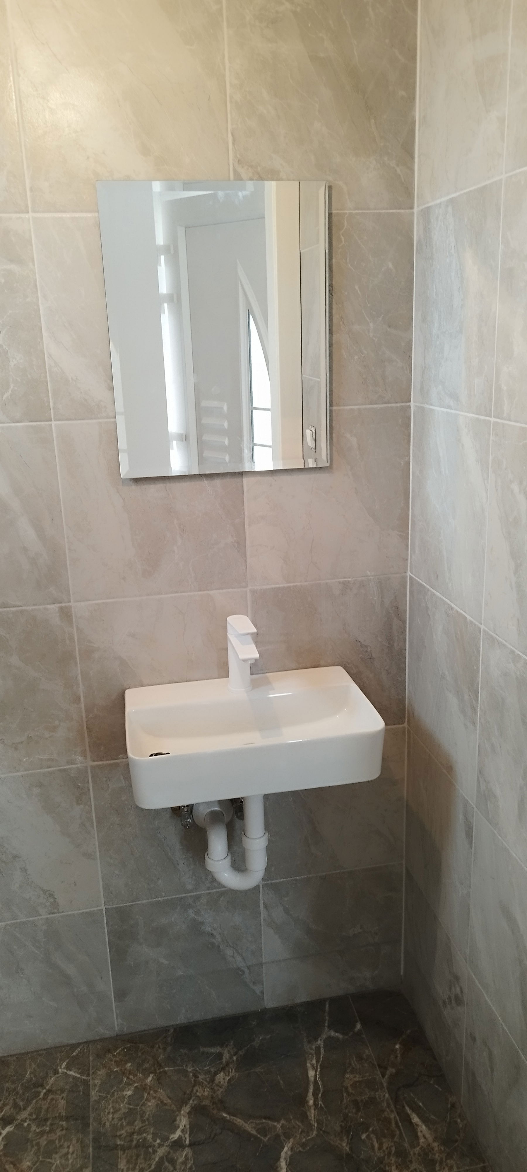 Montaža ogledala, umivaonika i slavine.