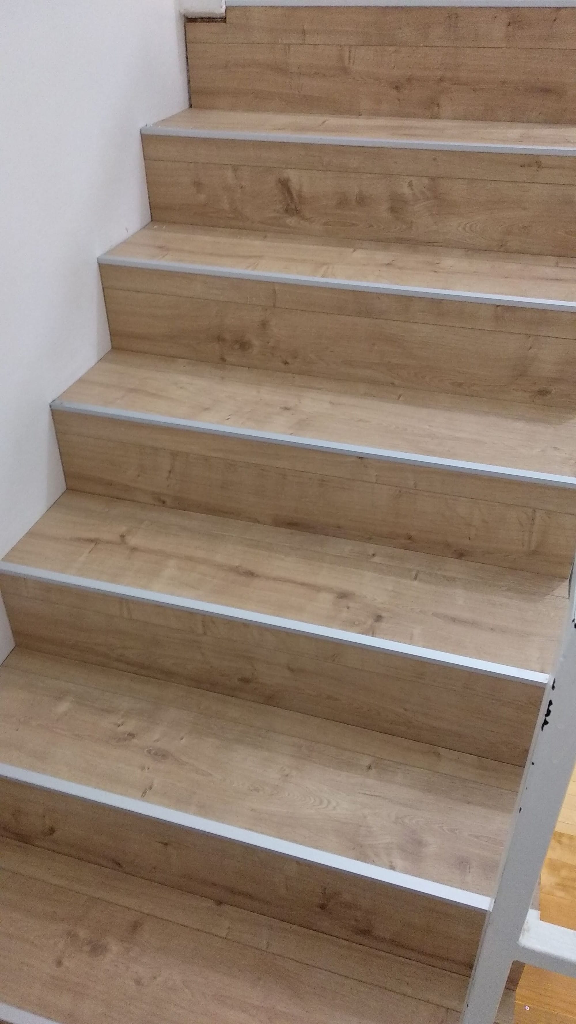 Uređenje stepenica (obložene sa laminatom).