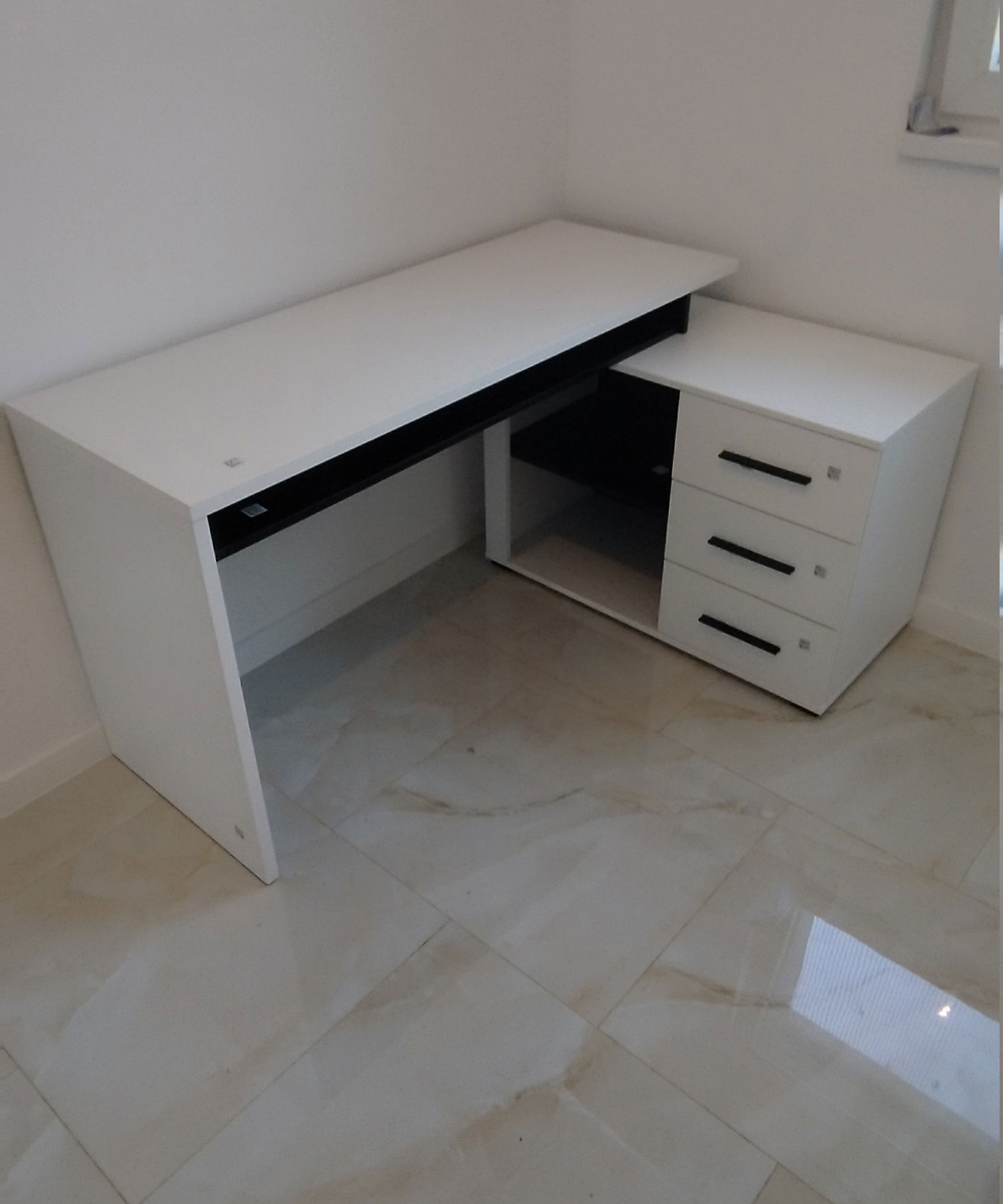 Montaža PC stolića.