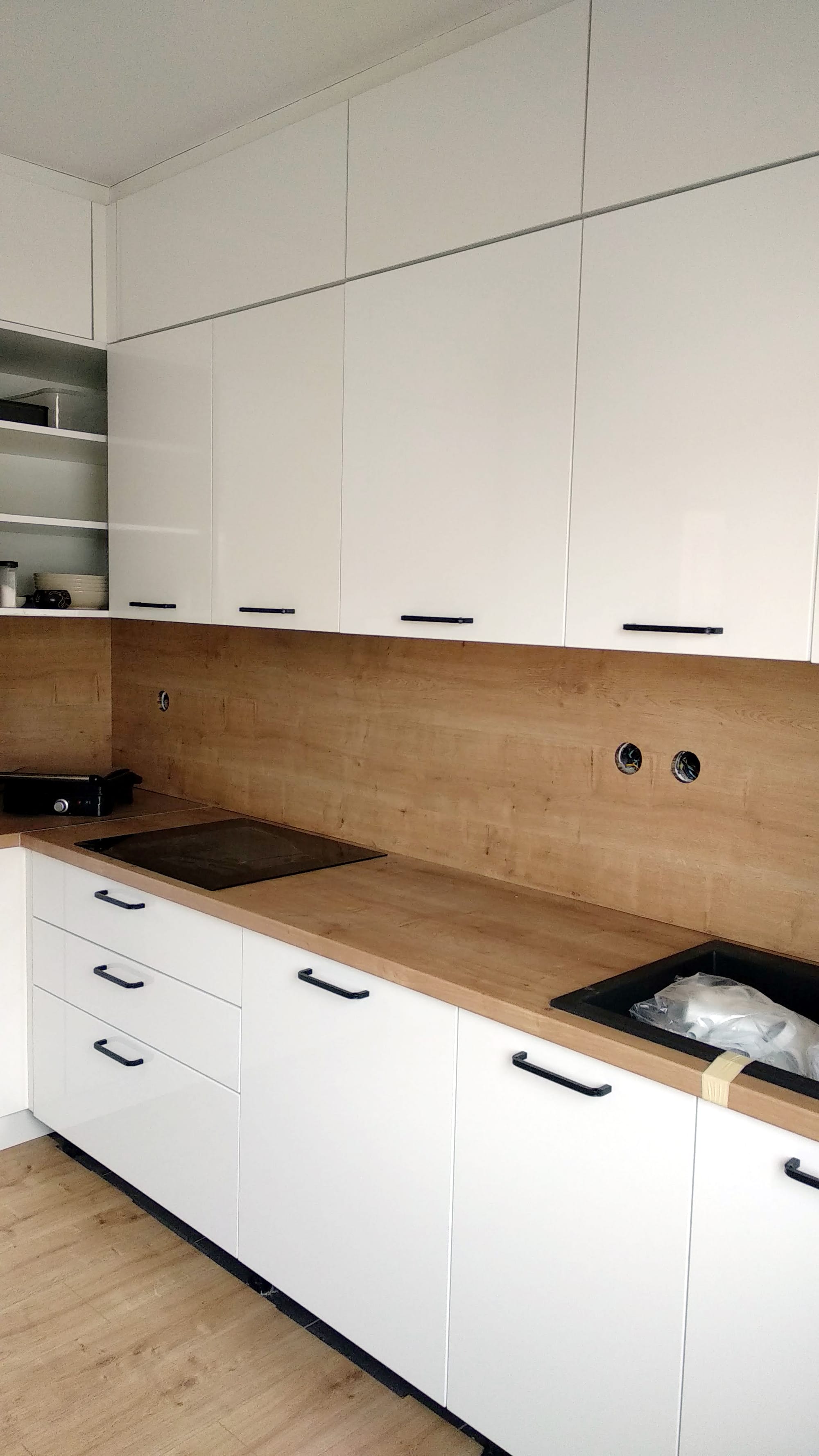 Izrada i montaža kuhinje + ugradnja aparata + led rasvijeta.