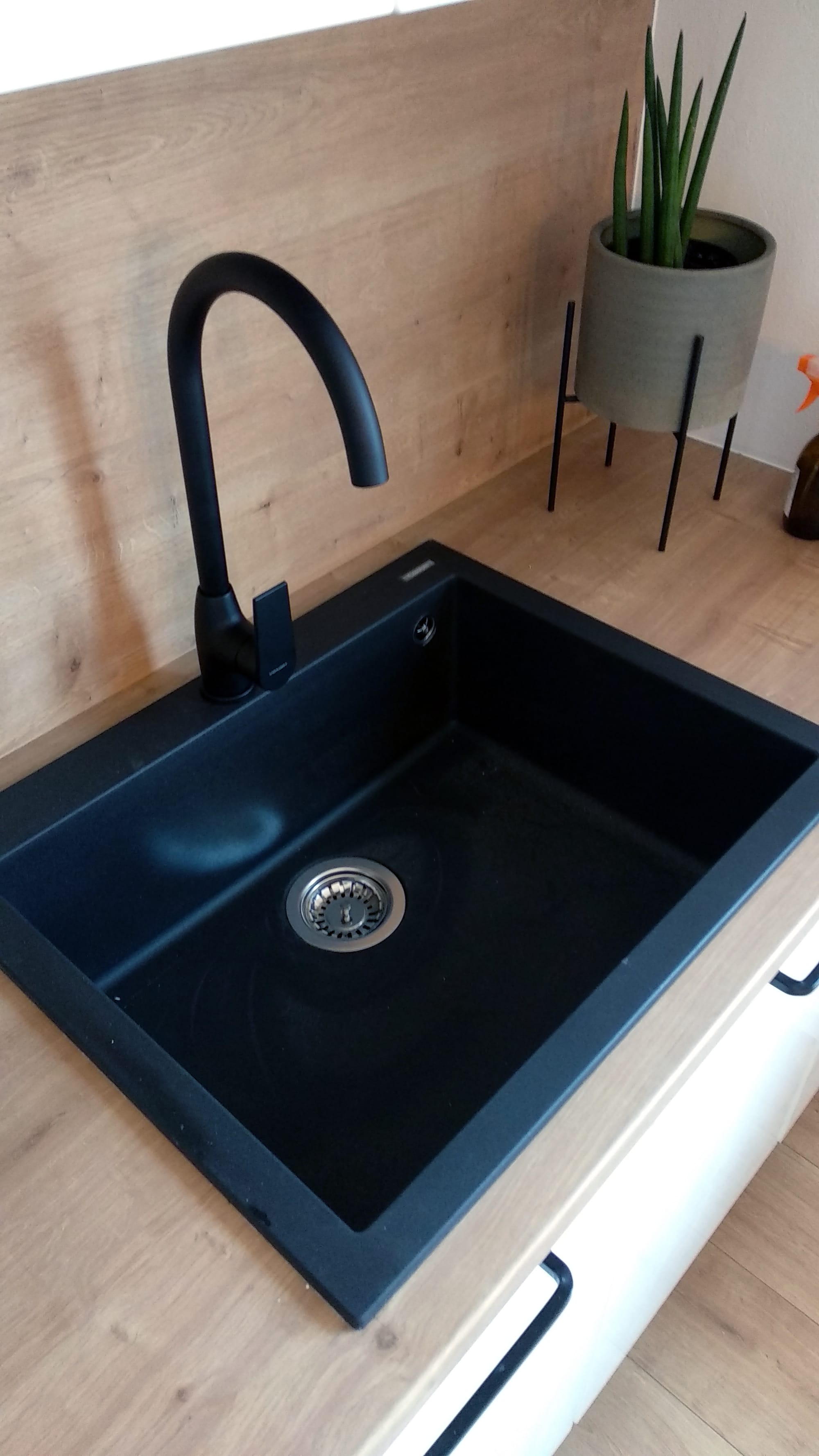 Izrada i montaža kuhinje + ugradnja aparata + led rasvijeta.