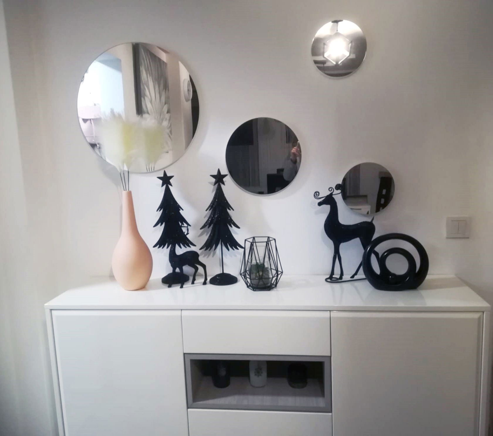 Izrada i montaža komode sa ladicama.