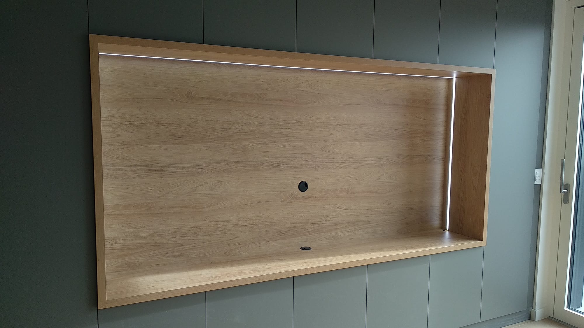 Izrada i montaža dn,boravka + ugradnja led rasvijete.