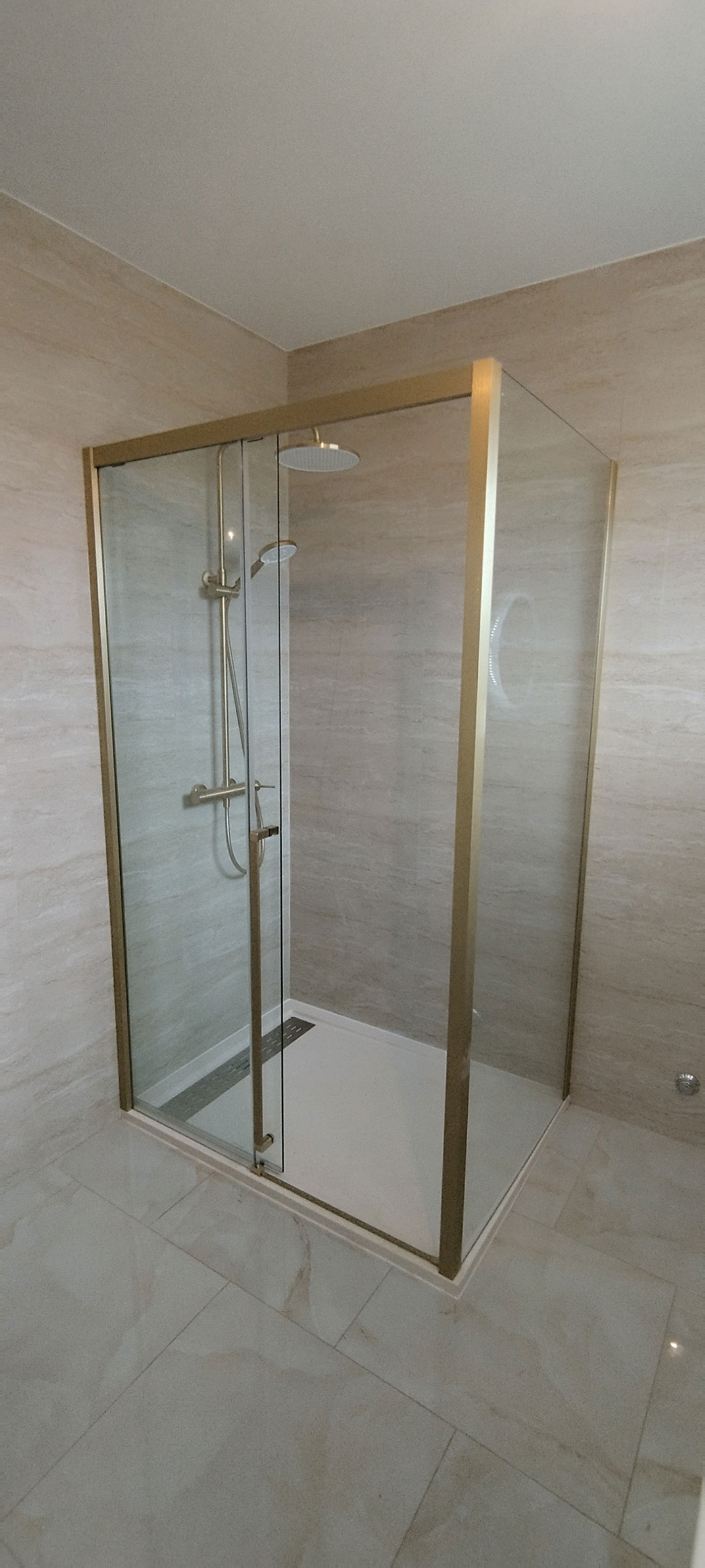 Montaža tuš kabine.