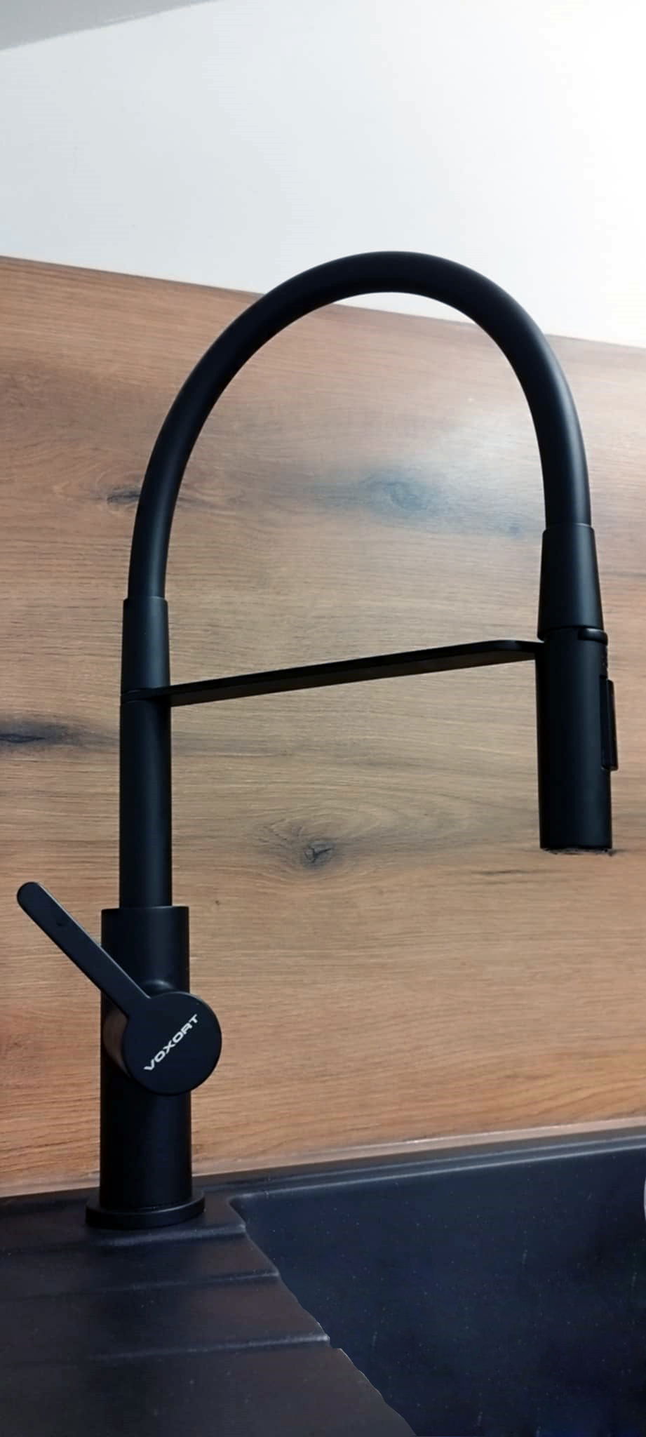 Ugradnja slavine u kuhinji.