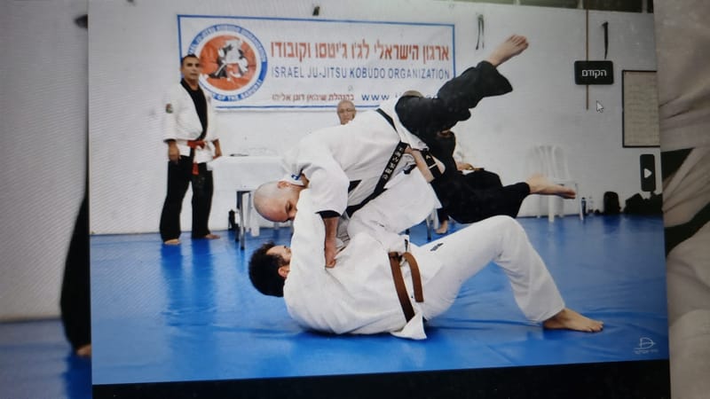 אומנות לחימה יפנית מסורתית עם טכניקות הגנה עצמית