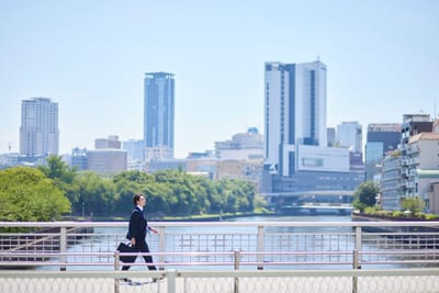 Insourcing vs Outsourcing: A Founder's Guide to Hiring, Contracting, and Vendors