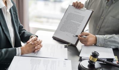 Diritto Consumatore: ritardo aereo, compensazione automatica e tutela delle famiglie nel Regolamento (CE) n. 261/2004