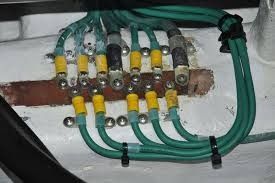 Cables de Tierra sujetos con Terminales Anulares a un Bloque de Conexiones