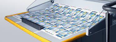 Operatori mașini de tăiat cu matriță