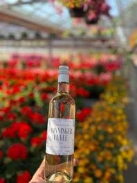 Ein Bild, das Glasflasche, draußen, Drink, Wein enthält.KI-generierte Inhalte können fehlerhaft sein.