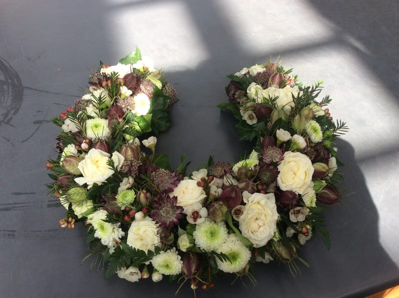 ⚜️ Spezielle Trauerfloristik – individuell & einzigartig