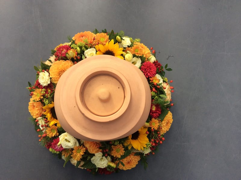 🤍 Urnenkränze – liebevoller Rahmen für den Abschied