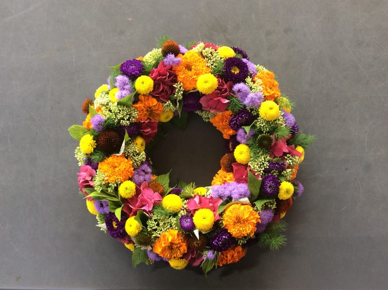 🤍 Urnenkränze – liebevoller Rahmen für den Abschied