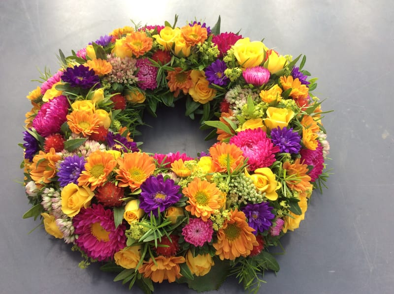 🤍 Urnenkränze – liebevoller Rahmen für den Abschied