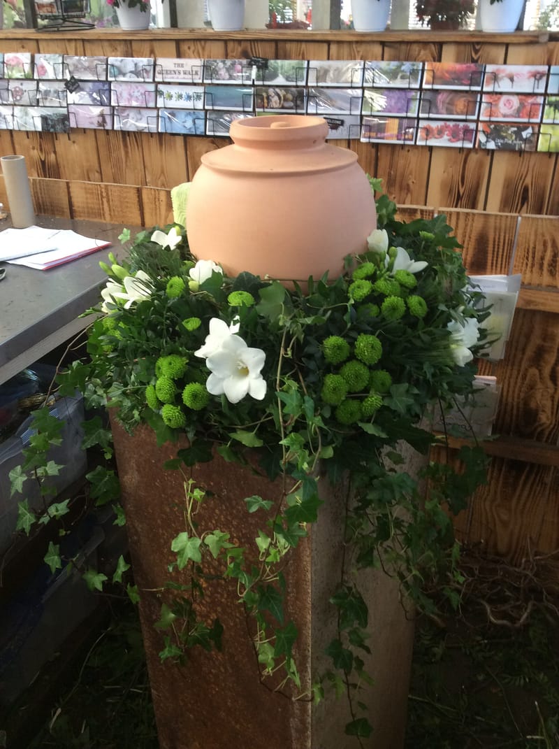 🤍 Urnenkränze – liebevoller Rahmen für den Abschied