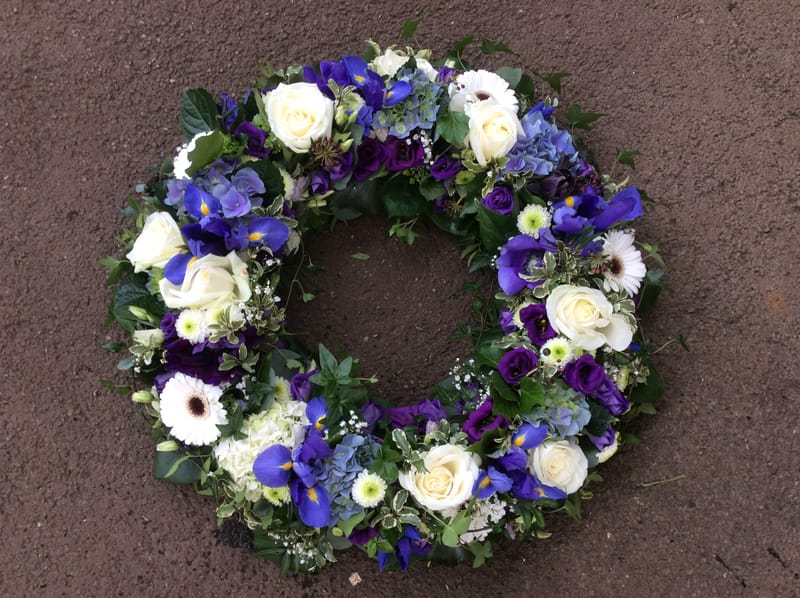 🤍 Urnenkränze – liebevoller Rahmen für den Abschied