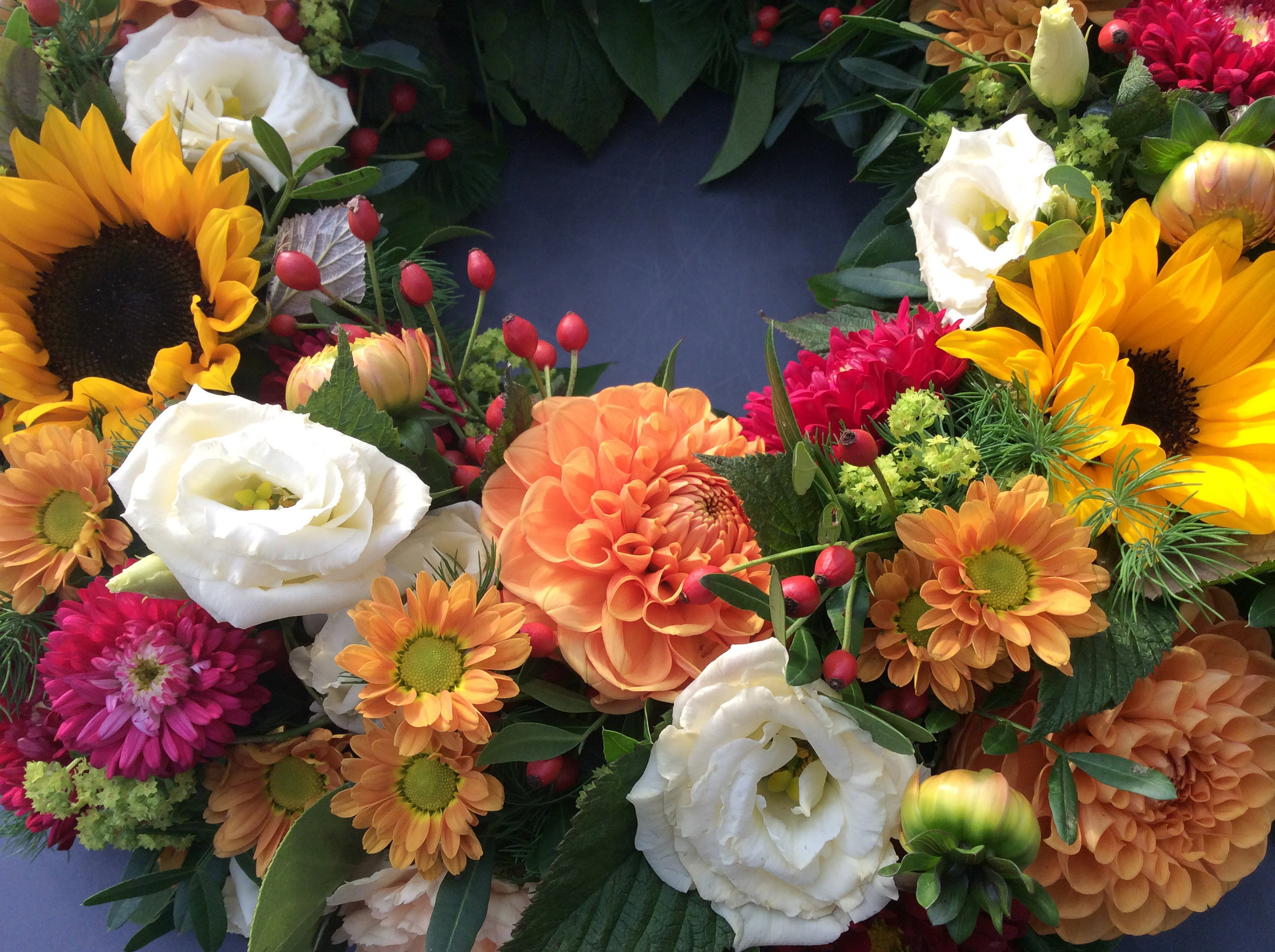 🤍 Urnenkränze – liebevoller Rahmen für den Abschied