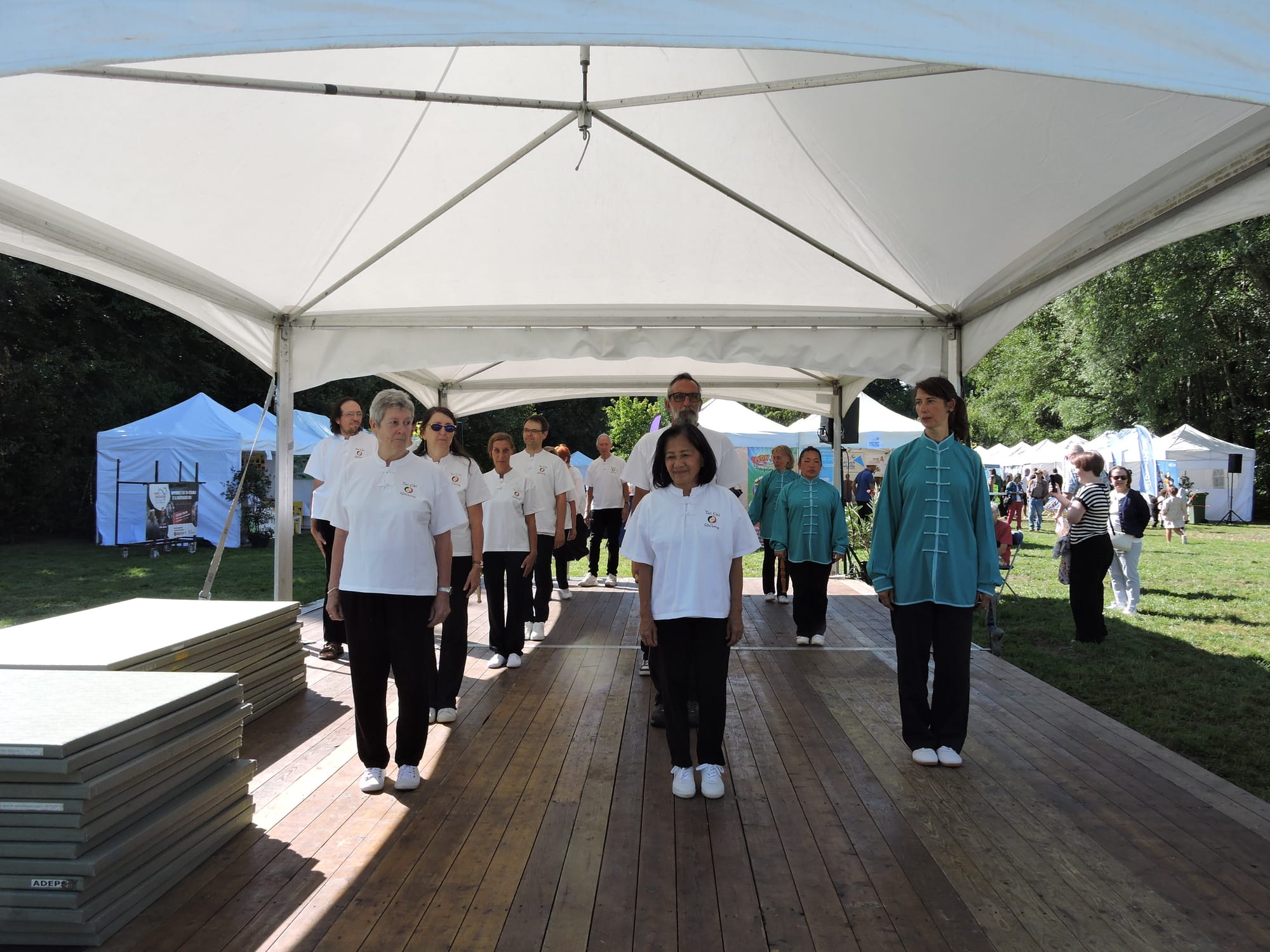 Trois styles : Ba Dua Jin des enfants, le petit bâton et les 12 mouvements du Tao