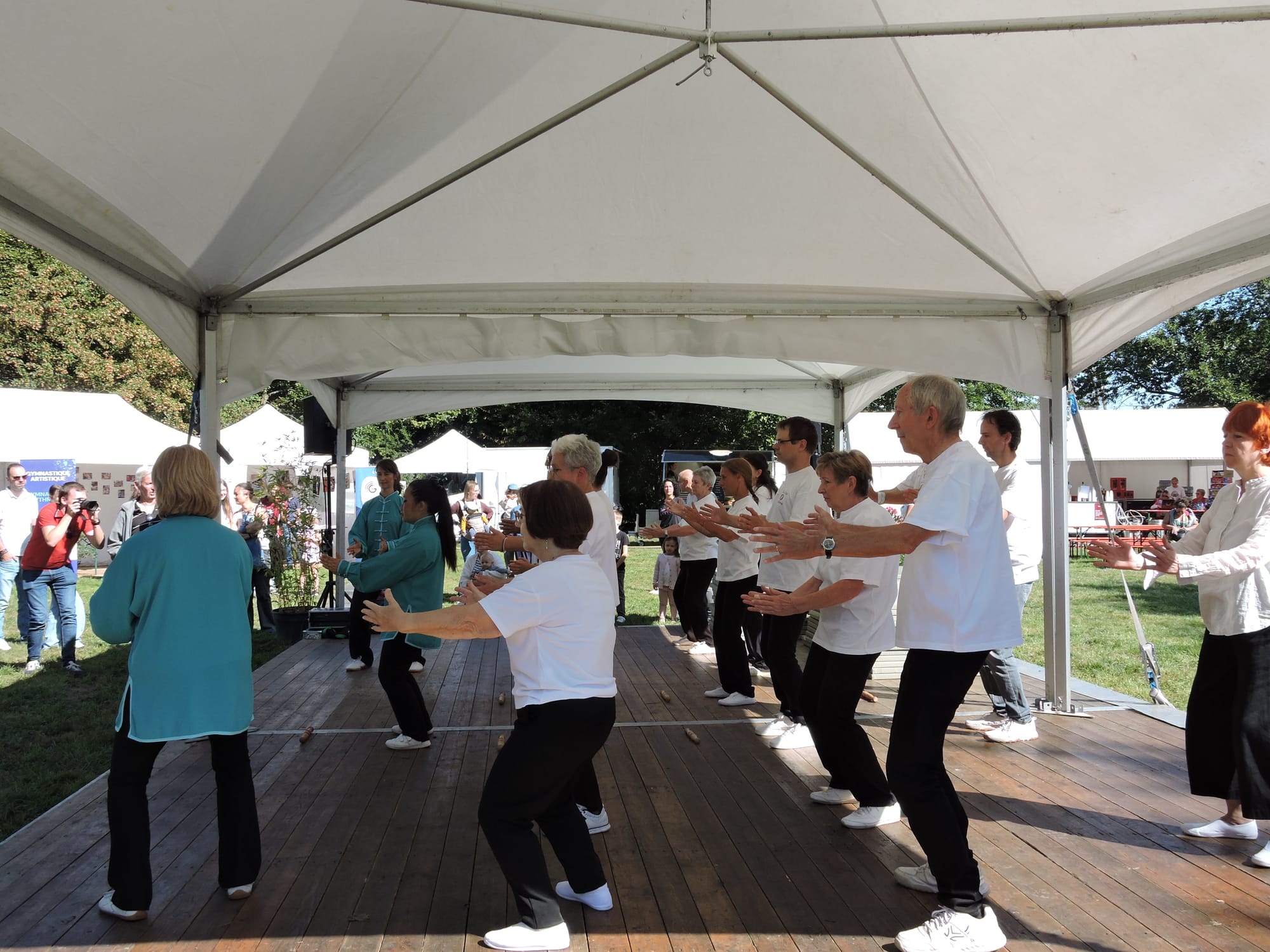 Trois styles : Ba Dua Jin des enfants, le petit bâton et les 12 mouvements du Tao