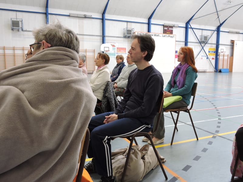 Katty propose une séance de décontraction pour les cervicales et les lombaires.