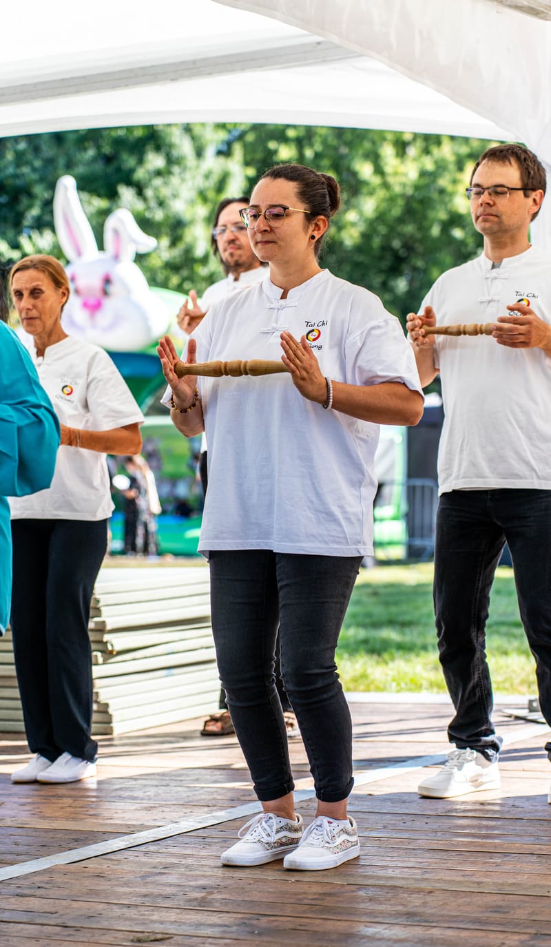 Trois styles : Ba Dua Jin des enfants, le petit bâton et les 12 mouvements du Tao