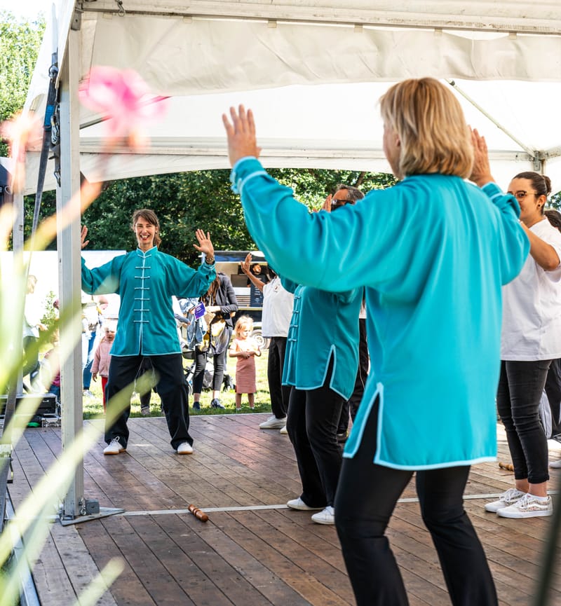 Trois styles : Ba Dua Jin des enfants, le petit bâton et les 12 mouvements du Tao