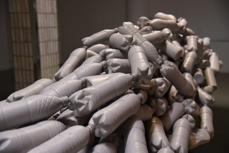 installáció: műanyag palackokból épített plasztika, videó