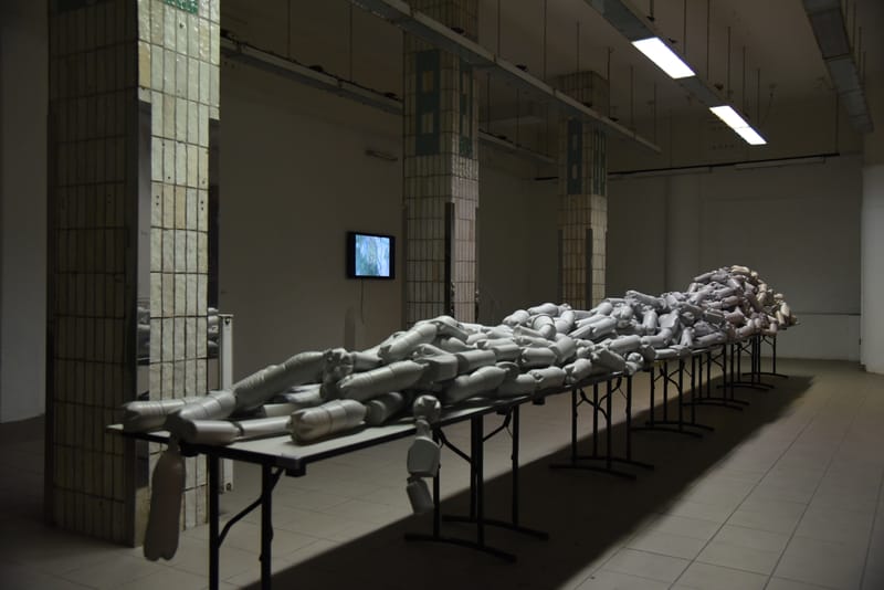 installáció: műanyag palackokból épített plasztika, videó