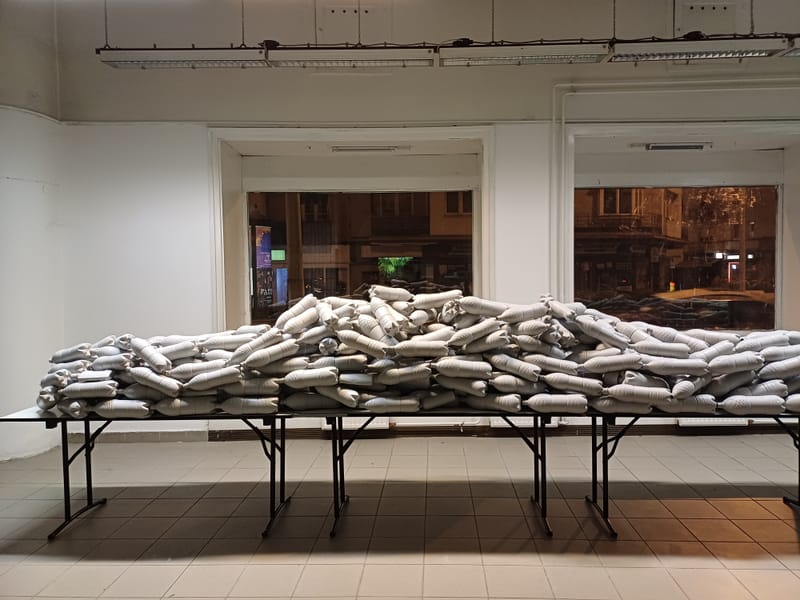 installáció: műanyag palackokból épített plasztika, videó